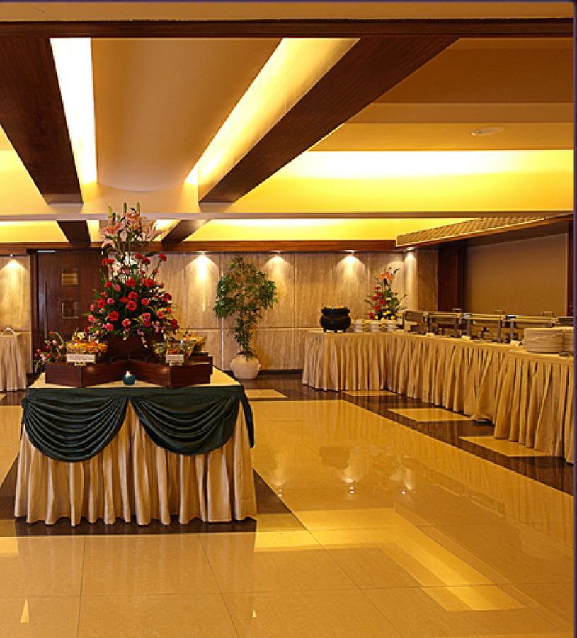 The Royal Orchid Hotel, Chembur Мумбаї Екстер'єр фото